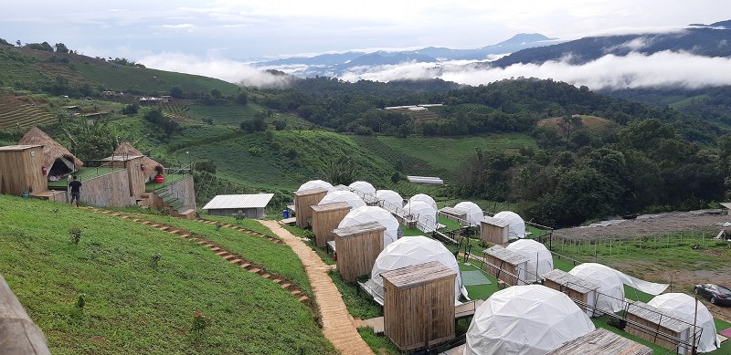 top 7+ ที่พักหน้าฝน 2567 สัมผัสบรยากาศความเขียวขจีของต้นไม้ใบหญ้า เคล้าหมอกยามเช้า