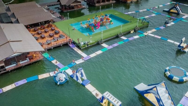 top 7+ แพที่พักกาญจนบุรี 2567 มีเครื่องเล่นกลางน้ำ สไลเดอร์สุดมันส์