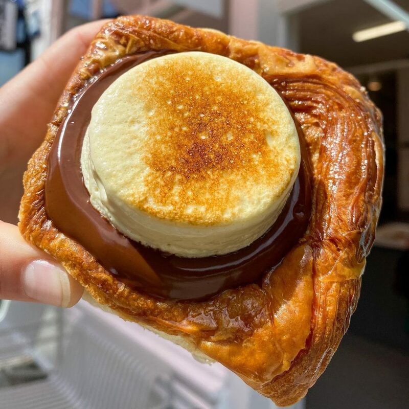 amorino gelato, buckingham palace, bun from home, changing the guard, cinnamon bun, elizabeth tower, england, harry potter, leadenhall market, london eye, natural history museum, palace of westminster, sky garden, spider-man, studio tour london, the shard, tower bridge, warner bros, wright brothers, ขนมปังลอนดอน, ชิงช้าสวรรค์ลอนดอน, ตลาดลอนดอน, ตึกที่สูงสุดในเมืองลอนดอน, ทาวเวอร์บริดจ์, พระราชวังบัคคิงแฮม, พระราชวังเวสต์มินสเตอร์, พิพิธภัณฑ์ประวัติศาสตร์ธรรมชาติ, วีซ่าอังกฤษ, สวนลอยฟ้าลอนดอน, สะพานทาวเวอร์บริดจ์, หอนาฬิกาบิ๊กเบน, เจลาโต้ดอกไม้, เดอะชาร์ด, เที่ยวลอนดอน 2024, เที่ยวลอนดอน 2566, เที่ยวลอนดอน 2567, เที่ยวอังกฤษ 2024, เปลี่ยนเวรยามของทหารอังกฤษ, แลนด์มาร์คอังกฤษ, แฮร์รี่ พอตเตอร์, ไอติมดอกไม้, top 12+ เที่ยวลอนดอน ประเทศอังกฤษ 2024 เช็คอินแลนด์มาร์คของเมือง ตื่นตากับสถานที่ถ่ายทำภาพยนตร์ระดับโลก