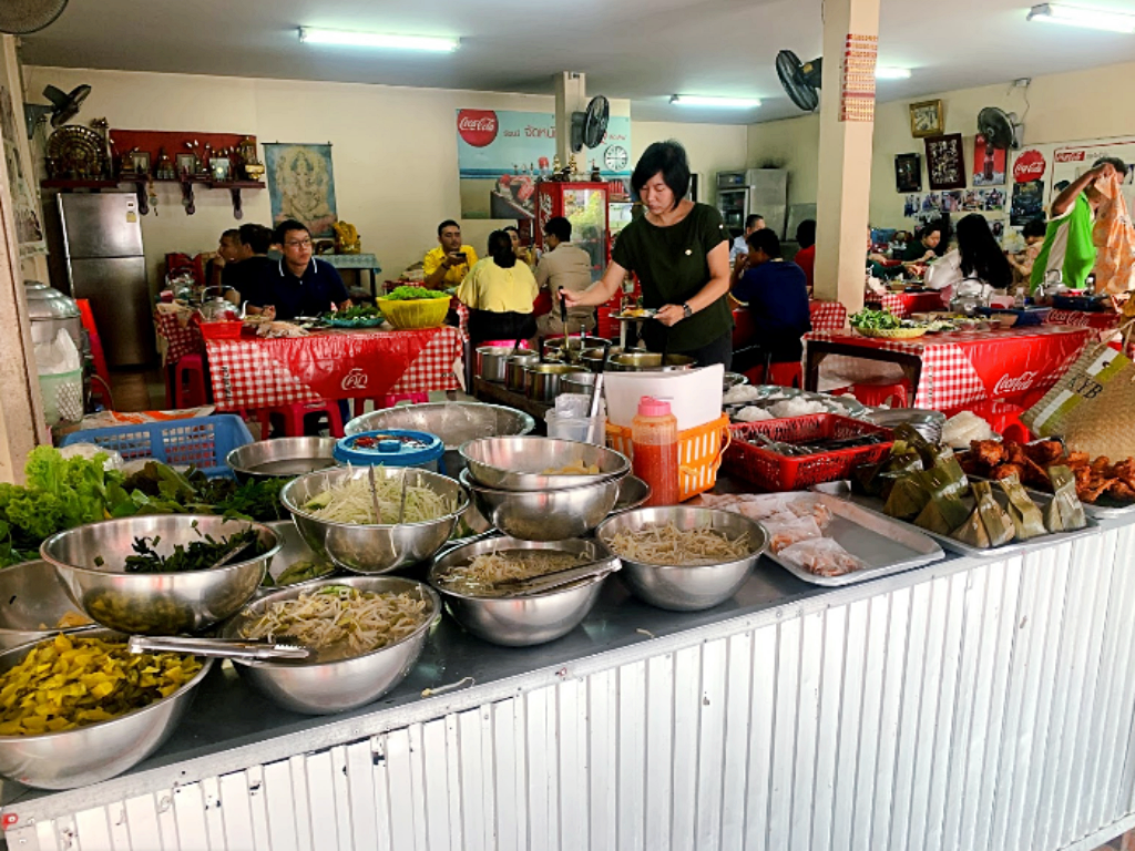 ขนมจีนป้ามัย, ขนมจีนป้ามัย ภูเก็ต, ขนมจีนภูเก็ต, ขนมถ้วยเค็ม, ของกินภูเก็ต, ข้าวยำคลุกภูเก็ต, ข้าวยำพริก, ตลาดเกษตร 2 ภูเก็ต, ตู้กับข้าว, น้ำชุบหยำ, น้ำพริกกุ้งเสียบ, น้ำพริกภูเก็ต, ภูเก็ต กินอะไรดี, ร้านข้าวยำสมุนไพร ตลาดเกษตร, ร้านคุณแม่จู้, ร้านตู้กับข้าว, ร้านตู้กับข้าว ภูเก็ต, ร้านระย้า, ร้านระย้า ภูเก็ต, ร้านหมี่ต้นโพธิ์, ร้านอาหาร, ร้านอาหารพื้นเมืองภูเก็ต, ร้านอาหารภูเก็ต 2020, ร้านอาหารภูเก็ต 2563, ร้านโอวต้าว บางเหนียว, หมี่สะปำ คุณยายเจียร, หมูฮ้อง, อาหารพื้นเมืองภูเก็ต, ฮูแช้, เกี่ยมโก้ย, โอวต้าว, โอวต้าว บางเหนียว, ปักหมุด 10 เมนูอาหารพื้นเมืองภูเก็ต พร้อมร้านเด็ด ที่เหล่านักชิม ต้องห้ามพลาด