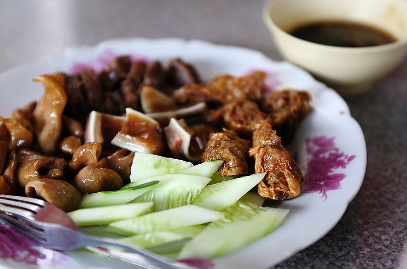 ขนมจีนป้ามัย, ขนมจีนป้ามัย ภูเก็ต, ขนมจีนภูเก็ต, ขนมถ้วยเค็ม, ของกินภูเก็ต, ข้าวยำคลุกภูเก็ต, ข้าวยำพริก, ตลาดเกษตร 2 ภูเก็ต, ตู้กับข้าว, น้ำชุบหยำ, น้ำพริกกุ้งเสียบ, น้ำพริกภูเก็ต, ภูเก็ต กินอะไรดี, ร้านข้าวยำสมุนไพร ตลาดเกษตร, ร้านคุณแม่จู้, ร้านตู้กับข้าว, ร้านตู้กับข้าว ภูเก็ต, ร้านระย้า, ร้านระย้า ภูเก็ต, ร้านหมี่ต้นโพธิ์, ร้านอาหาร, ร้านอาหารพื้นเมืองภูเก็ต, ร้านอาหารภูเก็ต 2020, ร้านอาหารภูเก็ต 2563, ร้านโอวต้าว บางเหนียว, หมี่สะปำ คุณยายเจียร, หมูฮ้อง, อาหารพื้นเมืองภูเก็ต, ฮูแช้, เกี่ยมโก้ย, โอวต้าว, โอวต้าว บางเหนียว, ปักหมุด 10 เมนูอาหารพื้นเมืองภูเก็ต พร้อมร้านเด็ด ที่เหล่านักชิม ต้องห้ามพลาด