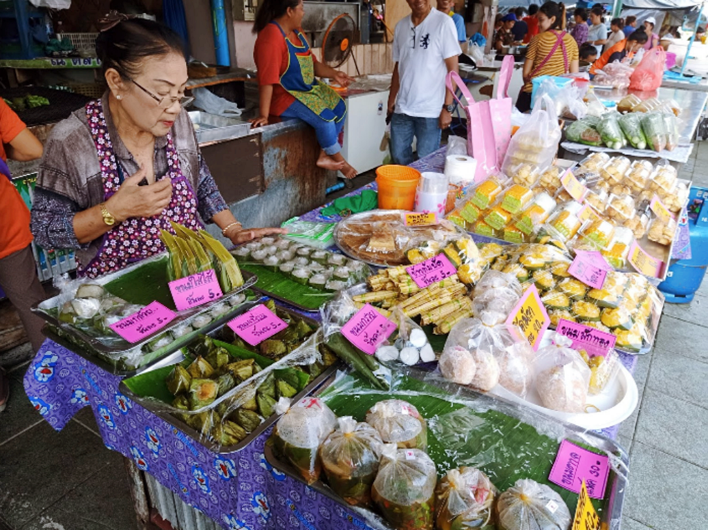 ขนมจีนป้ามัย, ขนมจีนป้ามัย ภูเก็ต, ขนมจีนภูเก็ต, ขนมถ้วยเค็ม, ของกินภูเก็ต, ข้าวยำคลุกภูเก็ต, ข้าวยำพริก, ตลาดเกษตร 2 ภูเก็ต, ตู้กับข้าว, น้ำชุบหยำ, น้ำพริกกุ้งเสียบ, น้ำพริกภูเก็ต, ภูเก็ต กินอะไรดี, ร้านข้าวยำสมุนไพร ตลาดเกษตร, ร้านคุณแม่จู้, ร้านตู้กับข้าว, ร้านตู้กับข้าว ภูเก็ต, ร้านระย้า, ร้านระย้า ภูเก็ต, ร้านหมี่ต้นโพธิ์, ร้านอาหาร, ร้านอาหารพื้นเมืองภูเก็ต, ร้านอาหารภูเก็ต 2020, ร้านอาหารภูเก็ต 2563, ร้านโอวต้าว บางเหนียว, หมี่สะปำ คุณยายเจียร, หมูฮ้อง, อาหารพื้นเมืองภูเก็ต, ฮูแช้, เกี่ยมโก้ย, โอวต้าว, โอวต้าว บางเหนียว, ปักหมุด 10 เมนูอาหารพื้นเมืองภูเก็ต พร้อมร้านเด็ด ที่เหล่านักชิม ต้องห้ามพลาด