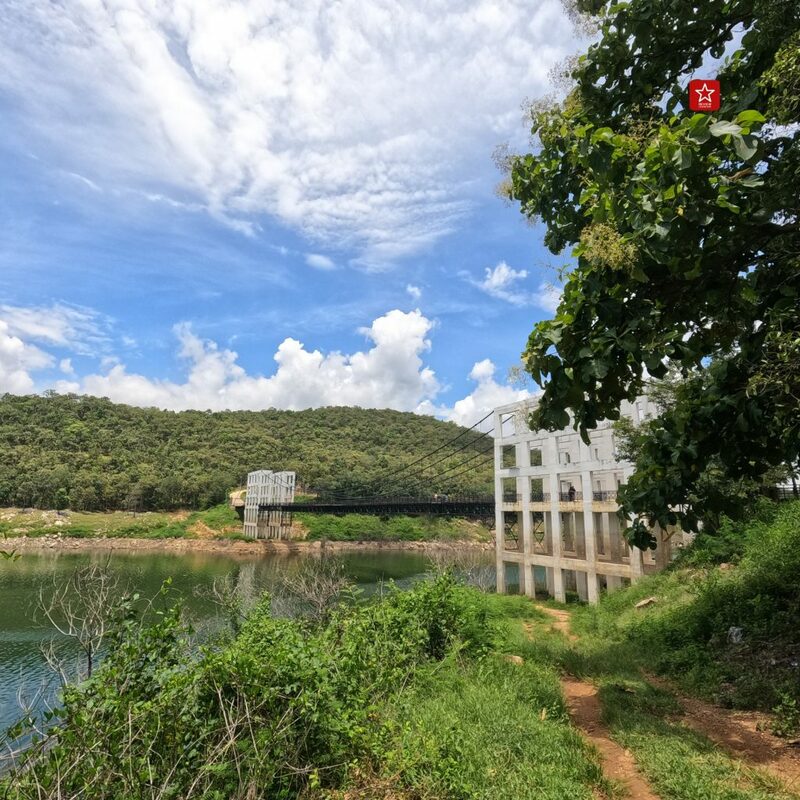 reviewchiangmai, ดอยสะเก็ด, รีวิวเชียงใหม่, สะพานแขวนเชื่อมใจ, เขื่อนแม่กวงอุดมธารา, เที่ยวเชียงใหม่, แอ่วได้แอ่วดี, เที่ยวเชียงใหม่ สะพานแขวนเชื่อมใจ แม่กวง ป่าสักงาม