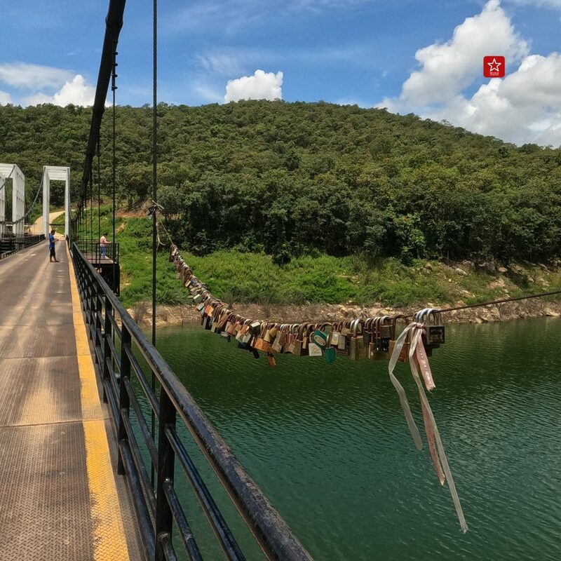 reviewchiangmai, ดอยสะเก็ด, รีวิวเชียงใหม่, สะพานแขวนเชื่อมใจ, เขื่อนแม่กวงอุดมธารา, เที่ยวเชียงใหม่, แอ่วได้แอ่วดี, เที่ยวเชียงใหม่ สะพานแขวนเชื่อมใจ แม่กวง ป่าสักงาม