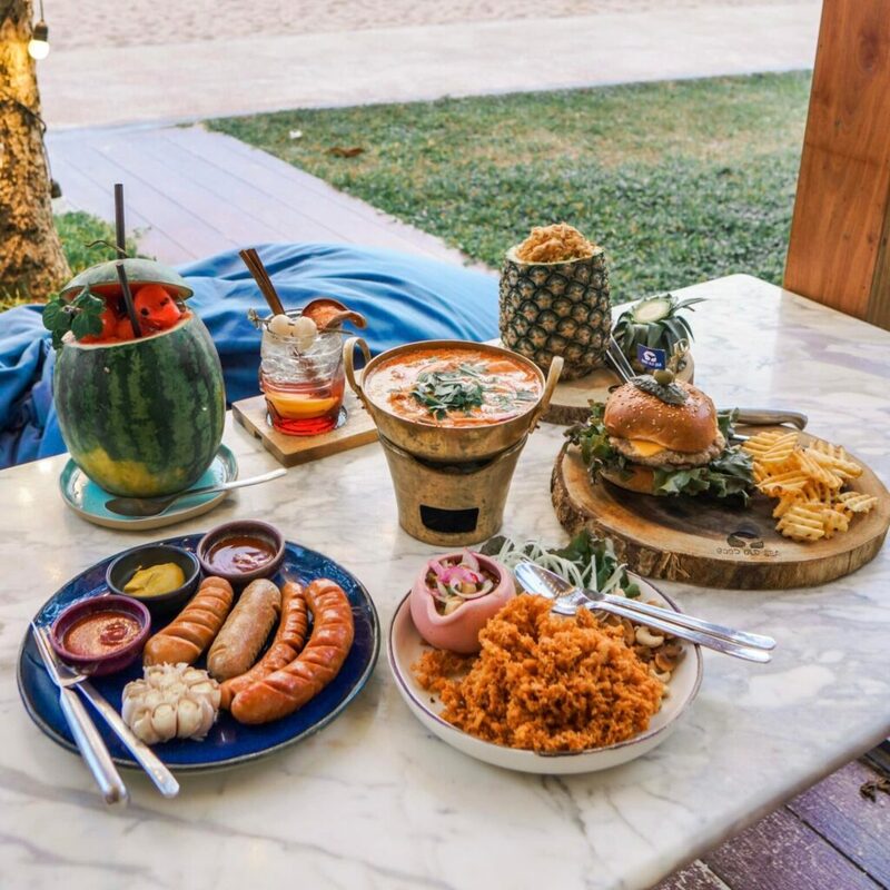 good old sea beach café คาเฟ่ริมทะเลที่มีลานกิจกรรม