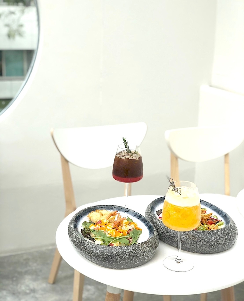 คาเฟ่ทองหล่อ บรรยากาศน่านั่ง น่าออกเดท ชิลแบบหลากสไตล์ ใกล้บีทีเอส (bts) ทองหล่อ