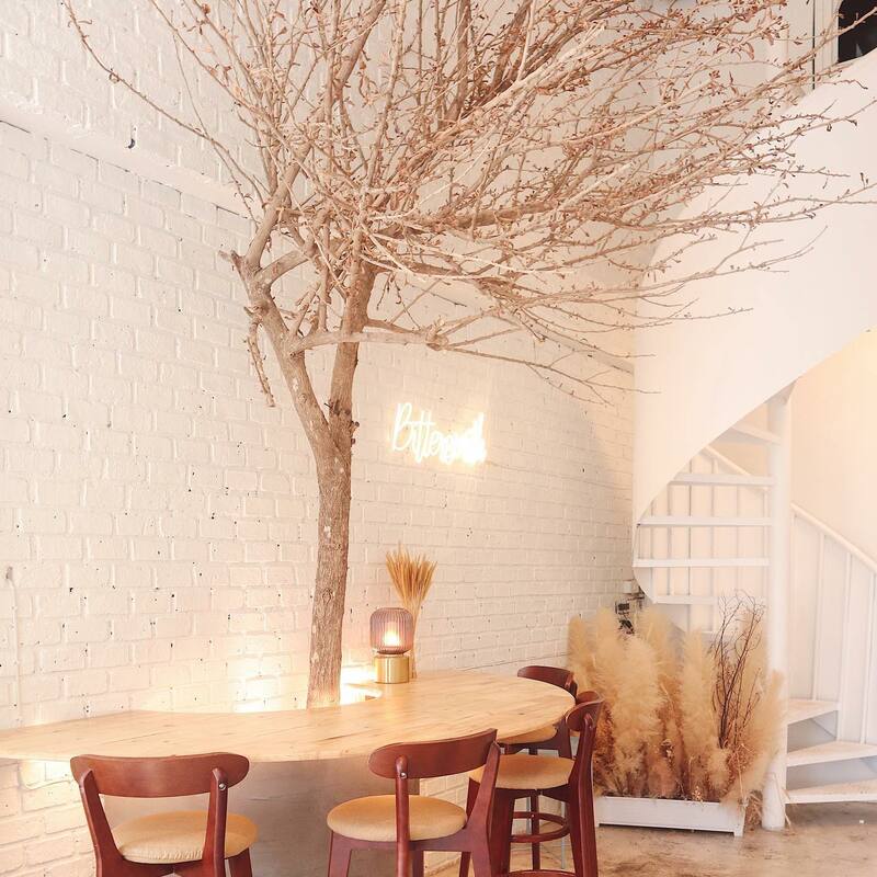 คาเฟ่ทองหล่อ บรรยากาศน่านั่ง น่าออกเดท ชิลแบบหลากสไตล์ ใกล้บีทีเอส (bts) ทองหล่อ