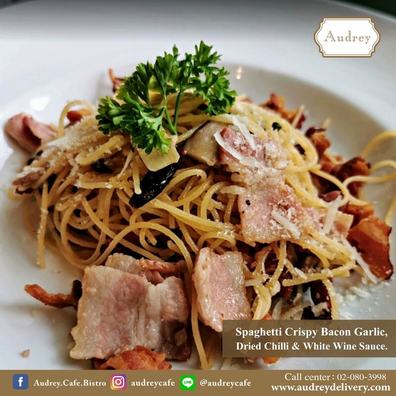 คาเฟ่ทองหล่อ บรรยากาศน่านั่ง น่าออกเดท ชิลแบบหลากสไตล์ ใกล้บีทีเอส (bts) ทองหล่อ