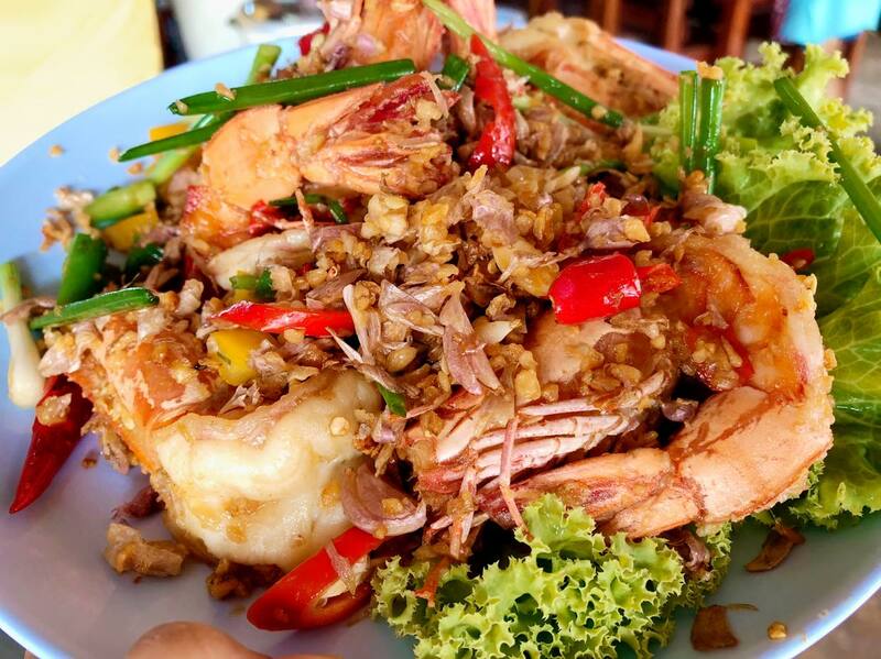 รวม 12 ร้านอาหารทะเลระยอง ร้านติดทะเล บรรยากาศชิลๆ พิกัดเด็ดที่น่าตามไปชิม!