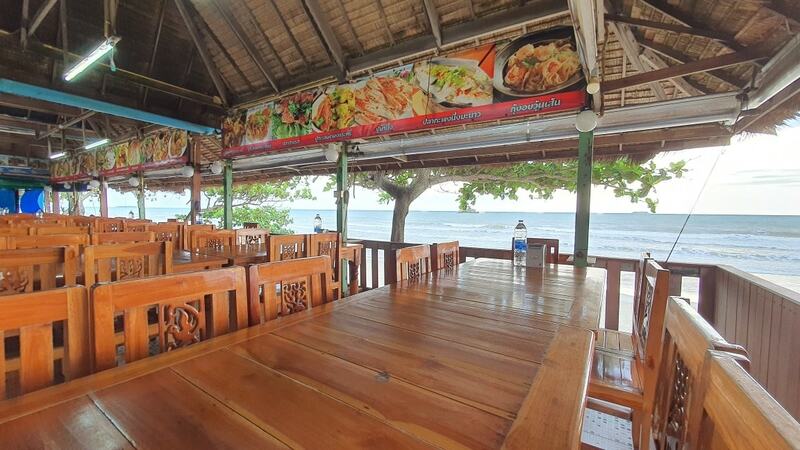 รวม 12 ร้านอาหารทะเลระยอง ร้านติดทะเล บรรยากาศชิลๆ พิกัดเด็ดที่น่าตามไปชิม!