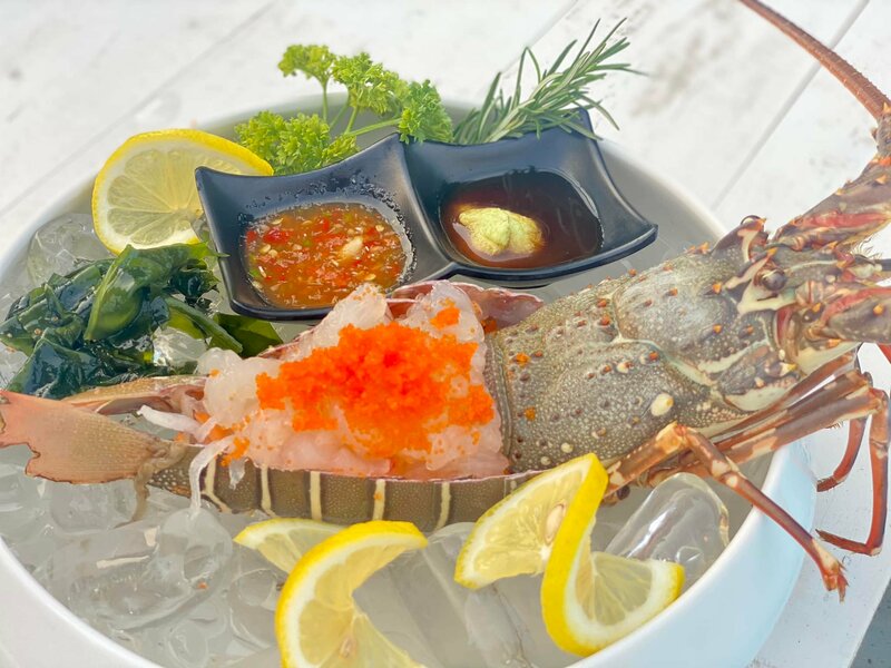 รวม 12 ร้านอาหารทะเลระยอง ร้านติดทะเล บรรยากาศชิลๆ พิกัดเด็ดที่น่าตามไปชิม!