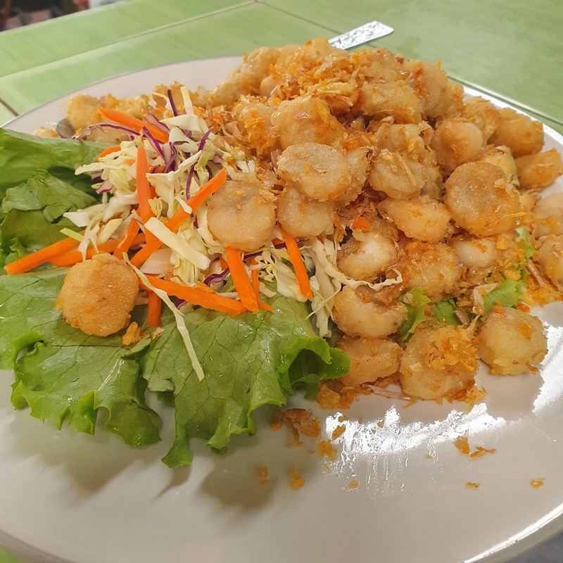 รวม 12 ร้านอาหารทะเลระยอง ร้านติดทะเล บรรยากาศชิลๆ พิกัดเด็ดที่น่าตามไปชิม!