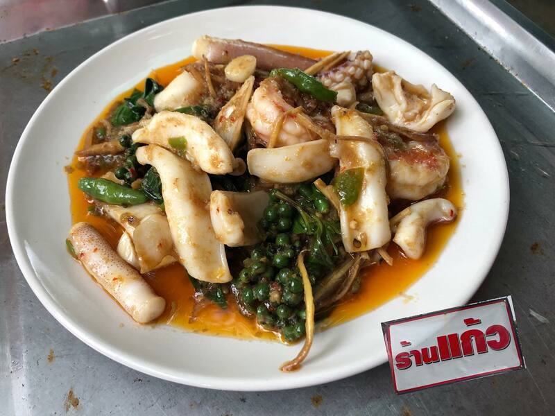 รวม 12 ร้านอาหารทะเลระยอง ร้านติดทะเล บรรยากาศชิลๆ พิกัดเด็ดที่น่าตามไปชิม!