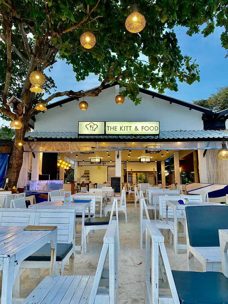 รวม 12 ร้านอาหารทะเลระยอง ร้านติดทะเล บรรยากาศชิลๆ พิกัดเด็ดที่น่าตามไปชิม!