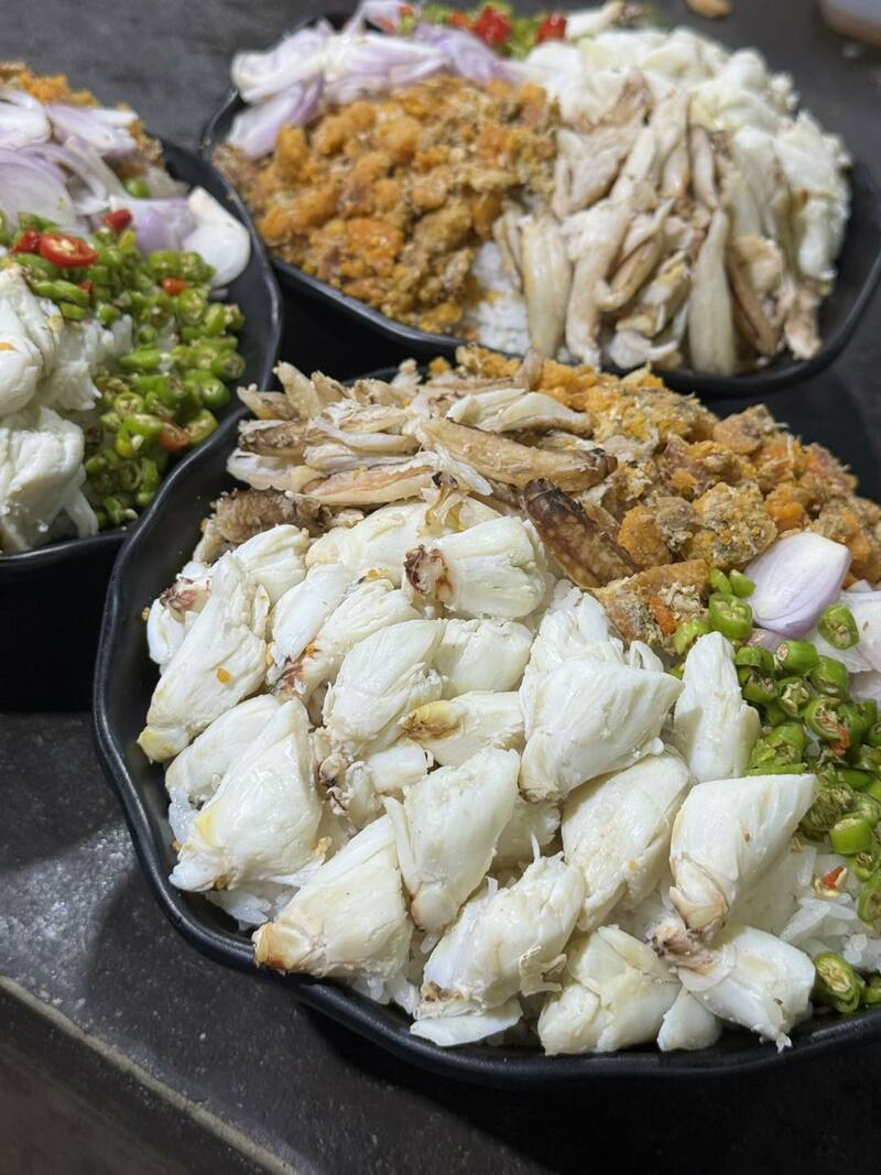 รวม 12 ร้านอาหารทะเลระยอง ร้านติดทะเล บรรยากาศชิลๆ พิกัดเด็ดที่น่าตามไปชิม!