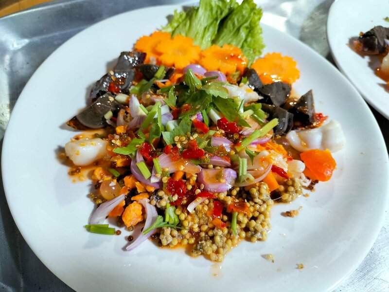 รวม 12 ร้านอาหารทะเลระยอง ร้านติดทะเล บรรยากาศชิลๆ พิกัดเด็ดที่น่าตามไปชิม!