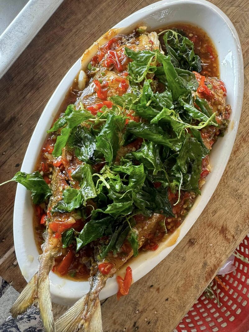 รวม 12 ร้านอาหารทะเลระยอง ร้านติดทะเล บรรยากาศชิลๆ พิกัดเด็ดที่น่าตามไปชิม!