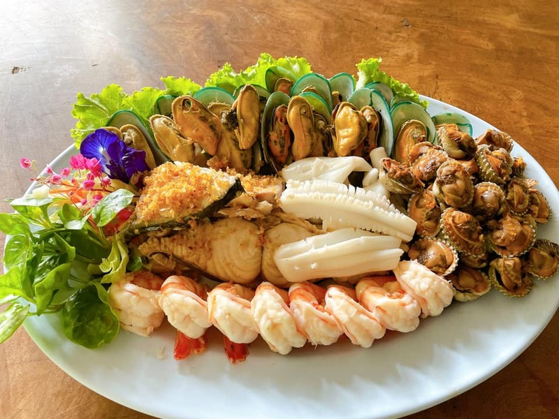 รวม 12 ร้านอาหารทะเลระยอง ร้านติดทะเล บรรยากาศชิลๆ พิกัดเด็ดที่น่าตามไปชิม!