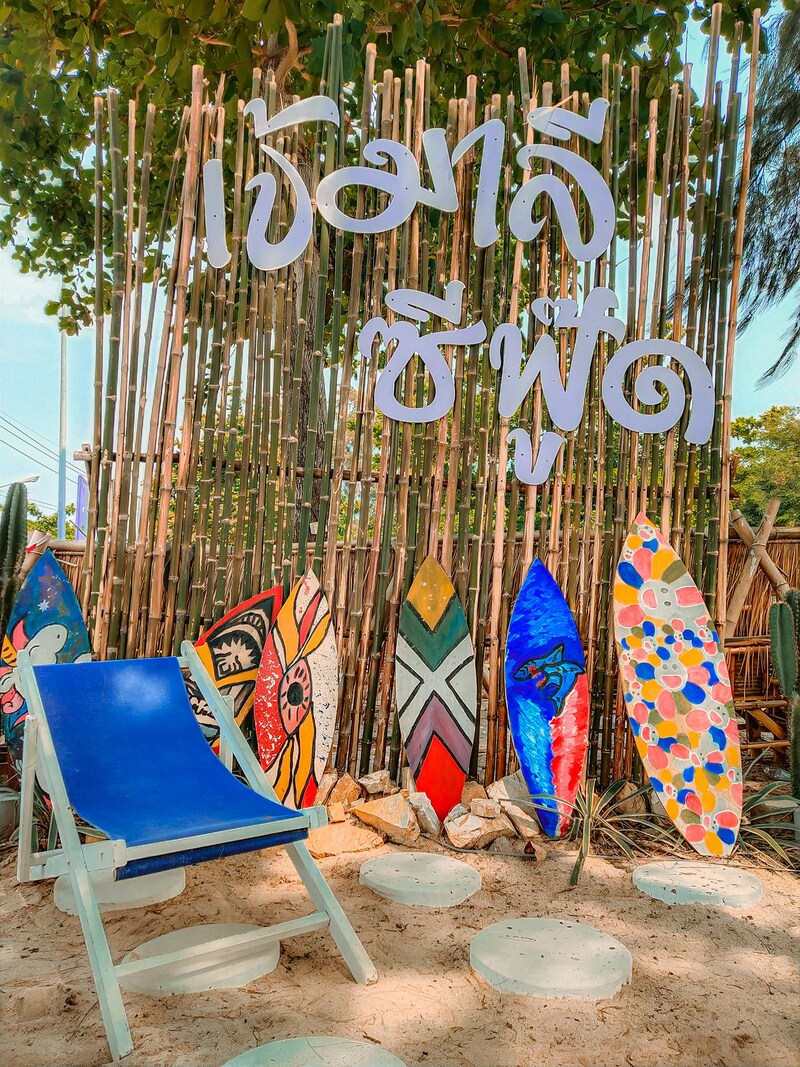 รวม 12 ร้านอาหารทะเลระยอง ร้านติดทะเล บรรยากาศชิลๆ พิกัดเด็ดที่น่าตามไปชิม!