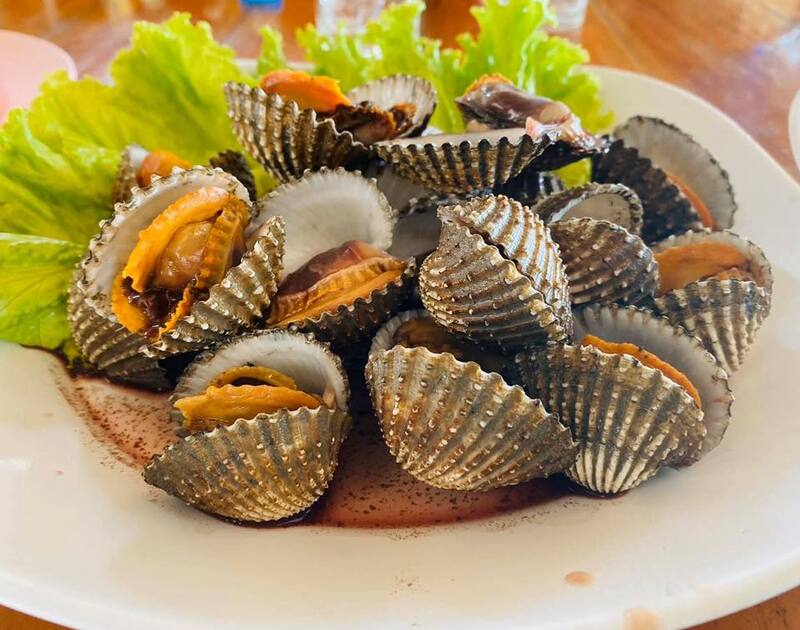 รวม 12 ร้านอาหารทะเลระยอง ร้านติดทะเล บรรยากาศชิลๆ พิกัดเด็ดที่น่าตามไปชิม!