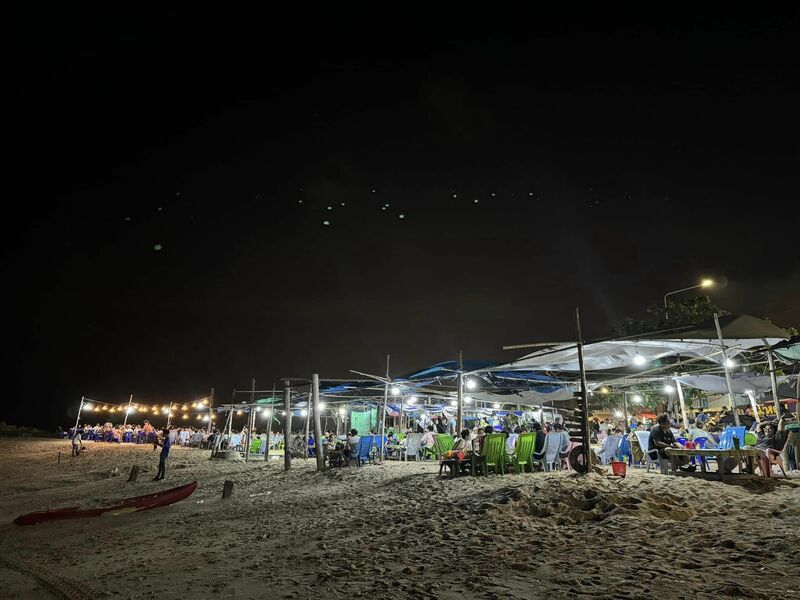 รวม 12 ร้านอาหารทะเลระยอง ร้านติดทะเล บรรยากาศชิลๆ พิกัดเด็ดที่น่าตามไปชิม!