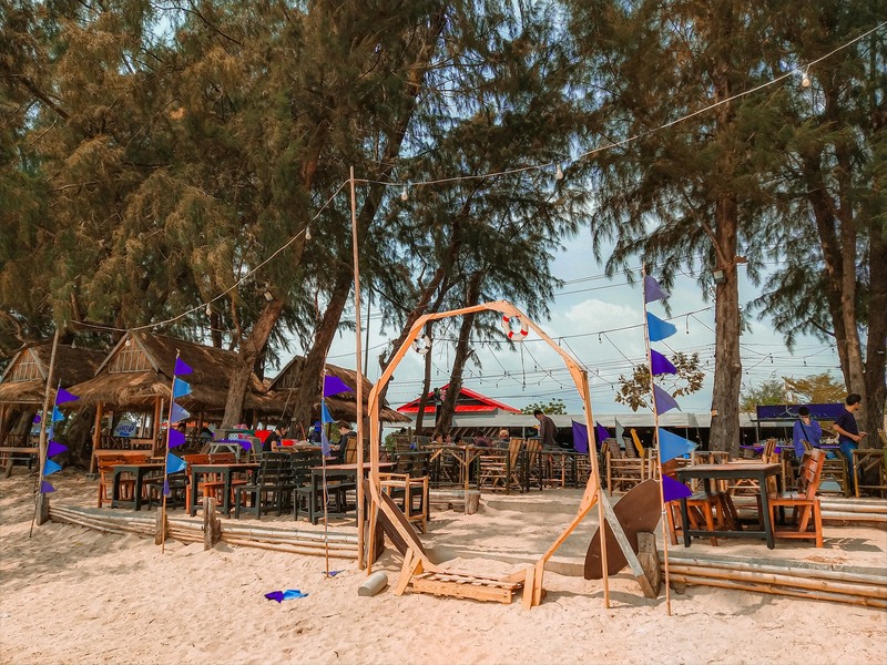 รวม 12 ร้านอาหารทะเลระยอง ร้านติดทะเล บรรยากาศชิลๆ พิกัดเด็ดที่น่าตามไปชิม!