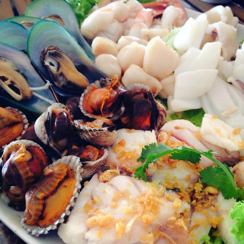 รวม 12 ร้านอาหารทะเลระยอง ร้านติดทะเล บรรยากาศชิลๆ พิกัดเด็ดที่น่าตามไปชิม!