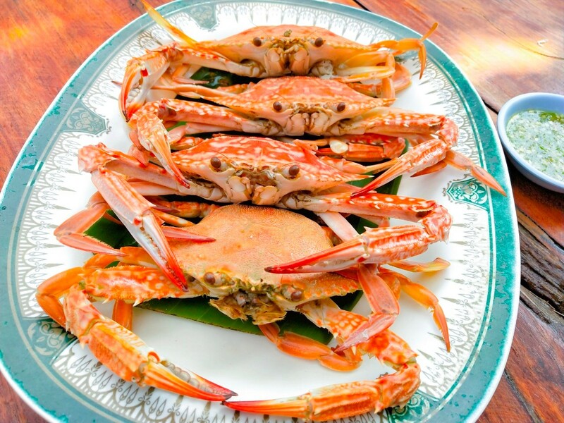 รวม 12 ร้านอาหารทะเลระยอง ร้านติดทะเล บรรยากาศชิลๆ พิกัดเด็ดที่น่าตามไปชิม!