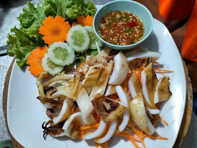 รวม 12 ร้านอาหารทะเลระยอง ร้านติดทะเล บรรยากาศชิลๆ พิกัดเด็ดที่น่าตามไปชิม!