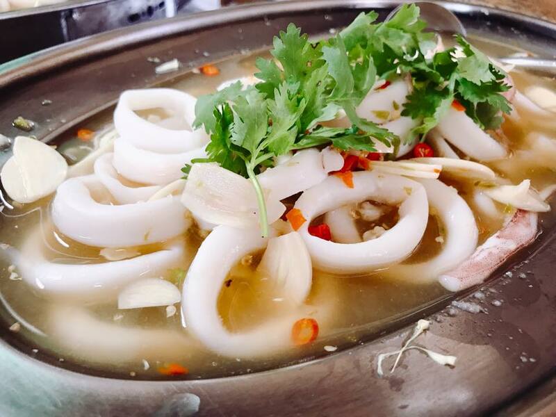 รวม 12 ร้านอาหารทะเลระยอง ร้านติดทะเล บรรยากาศชิลๆ พิกัดเด็ดที่น่าตามไปชิม!