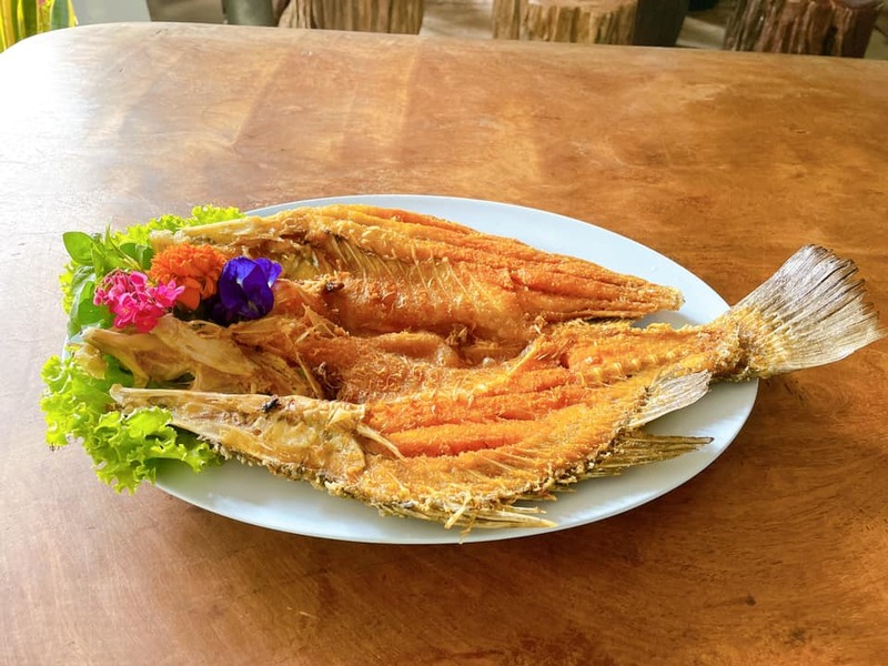 รวม 12 ร้านอาหารทะเลระยอง ร้านติดทะเล บรรยากาศชิลๆ พิกัดเด็ดที่น่าตามไปชิม!