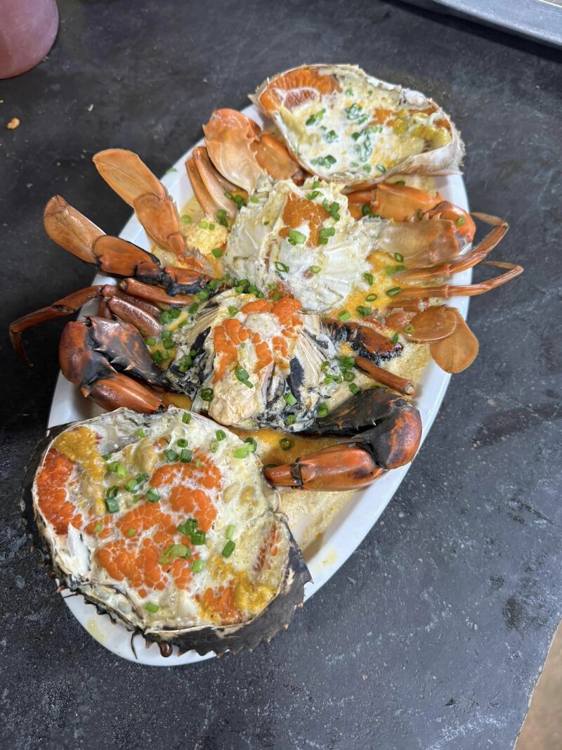 รวม 12 ร้านอาหารทะเลระยอง ร้านติดทะเล บรรยากาศชิลๆ พิกัดเด็ดที่น่าตามไปชิม!