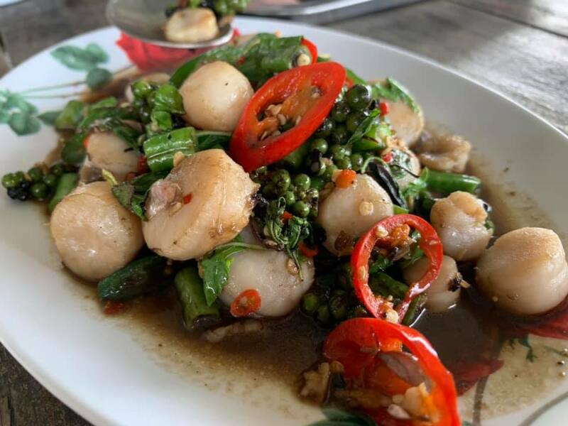 รวม 12 ร้านอาหารทะเลระยอง ร้านติดทะเล บรรยากาศชิลๆ พิกัดเด็ดที่น่าตามไปชิม!