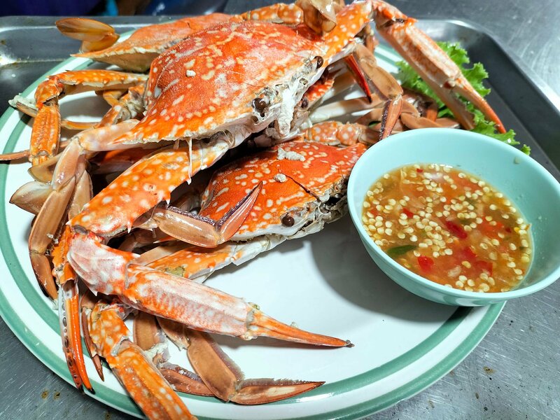 รวม 12 ร้านอาหารทะเลระยอง ร้านติดทะเล บรรยากาศชิลๆ พิกัดเด็ดที่น่าตามไปชิม!