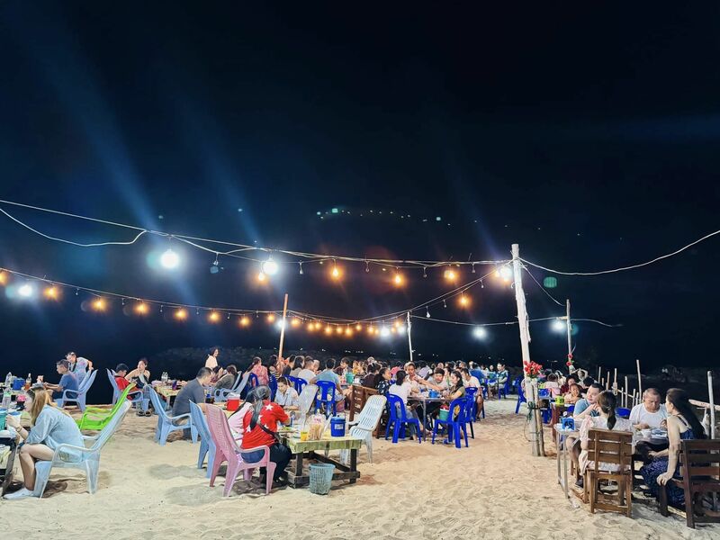 รวม 12 ร้านอาหารทะเลระยอง ร้านติดทะเล บรรยากาศชิลๆ พิกัดเด็ดที่น่าตามไปชิม!