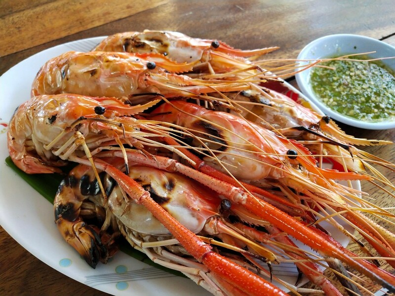 รวม 12 ร้านอาหารทะเลระยอง ร้านติดทะเล บรรยากาศชิลๆ พิกัดเด็ดที่น่าตามไปชิม!