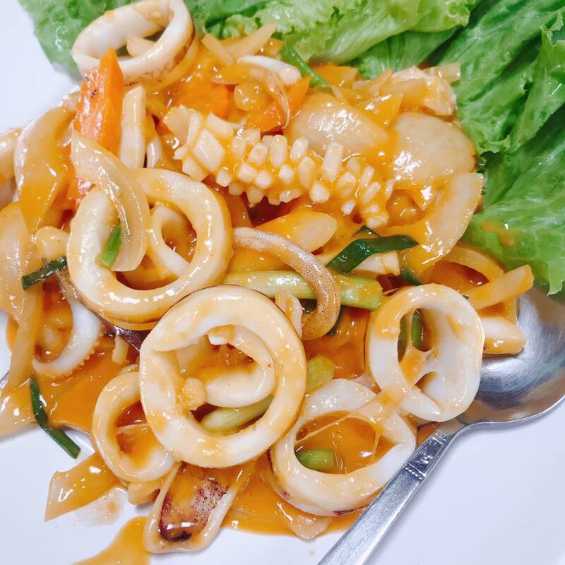 รวม 12 ร้านอาหารทะเลระยอง ร้านติดทะเล บรรยากาศชิลๆ พิกัดเด็ดที่น่าตามไปชิม!