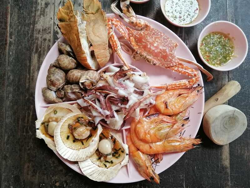 รวม 12 ร้านอาหารทะเลระยอง ร้านติดทะเล บรรยากาศชิลๆ พิกัดเด็ดที่น่าตามไปชิม!