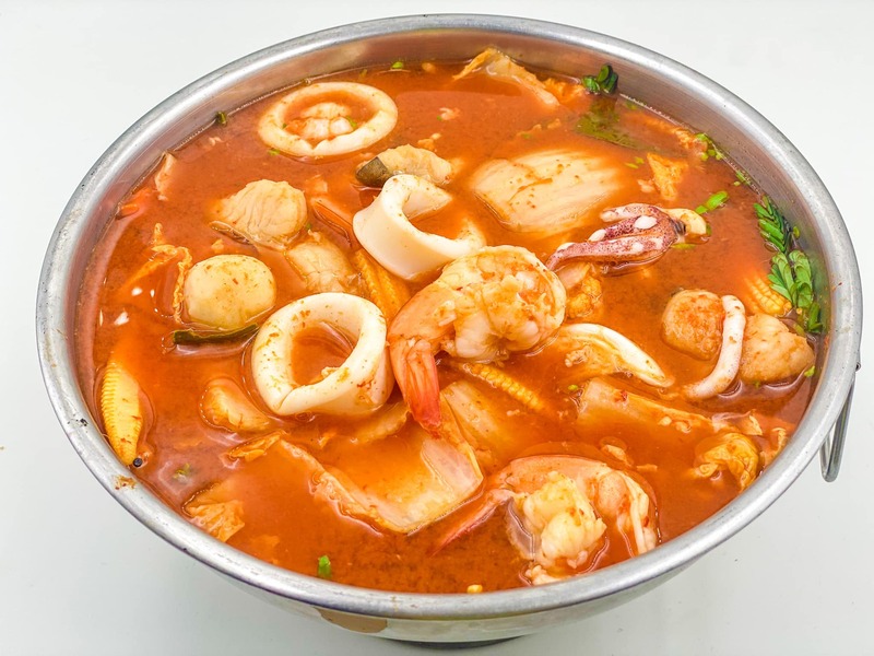 รวม 12 ร้านอาหารทะเลระยอง ร้านติดทะเล บรรยากาศชิลๆ พิกัดเด็ดที่น่าตามไปชิม!