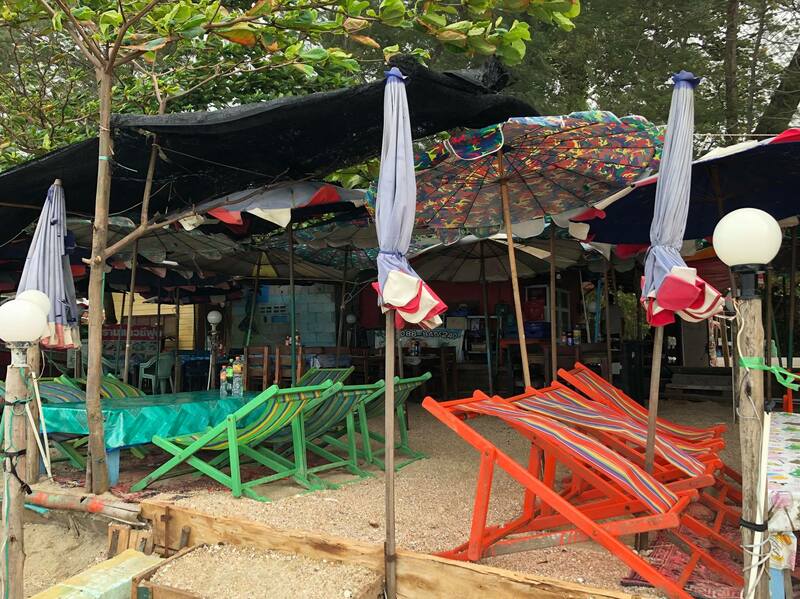 รวม 12 ร้านอาหารทะเลระยอง ร้านติดทะเล บรรยากาศชิลๆ พิกัดเด็ดที่น่าตามไปชิม!