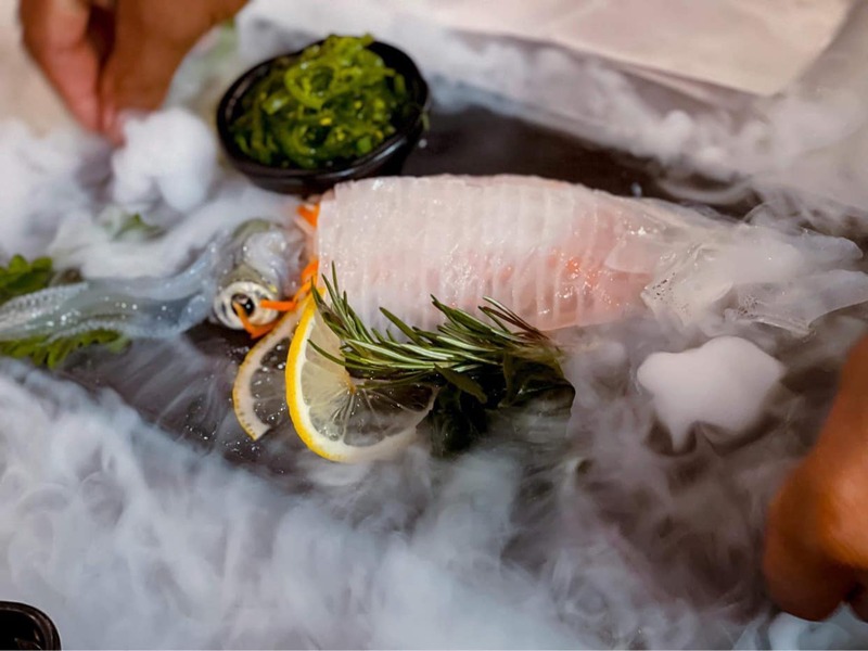 รวม 12 ร้านอาหารทะเลระยอง ร้านติดทะเล บรรยากาศชิลๆ พิกัดเด็ดที่น่าตามไปชิม!