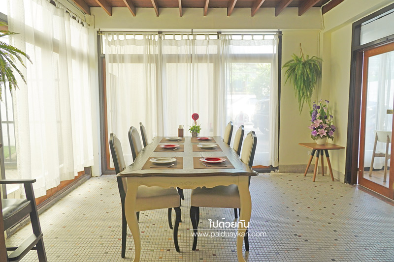 คาเฟ่ลาดพร้าว, บ้านมาลี, ร้านอาหารลาดพร้าว, บ้านมาลี ร้านอาหารบ้านไม้สีขาวในยุค 90