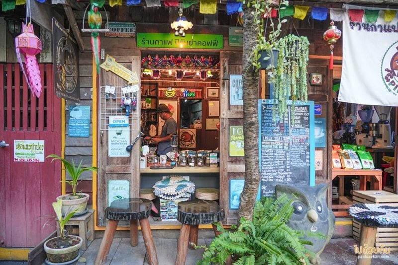 แม่กำปอง, ร้านกาแฟแม่, ปิรันย่า คอฟฟี่ แม่กำปอง ร้านฟีลโฮมมี่ กาแฟอร่อย