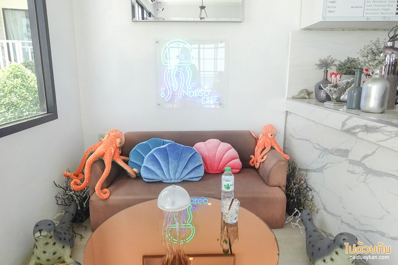 คาเฟ่เกาะล้าน, indigo-cafe เกาะล้าน, indigo cafe คาเฟ่สีขาวน่ารักตัดกับน้ำทะเลสีฟ้า 