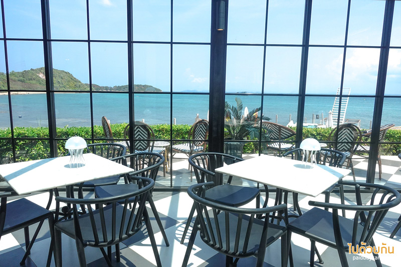 คาเฟ่เกาะล้าน, indigo-cafe เกาะล้าน, indigo cafe คาเฟ่สีขาวน่ารักตัดกับน้ำทะเลสีฟ้า 