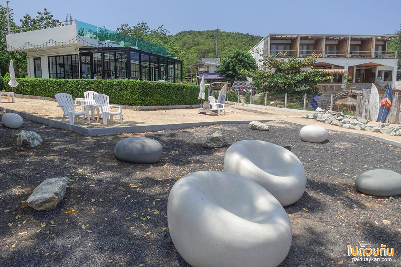 คาเฟ่เกาะล้าน, indigo-cafe เกาะล้าน, indigo cafe คาเฟ่สีขาวน่ารักตัดกับน้ำทะเลสีฟ้า 