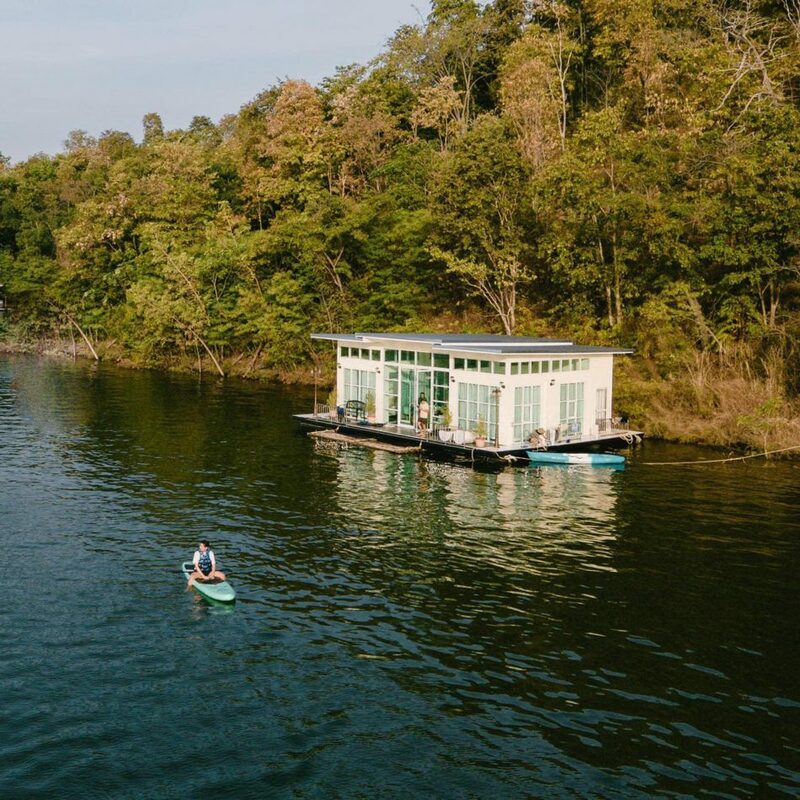 top 7+ ที่พัก แพกาญจนบุรี 2567 แพเขื่อนศรีนครินทร์นอนสบาย วิวสวยอลัง