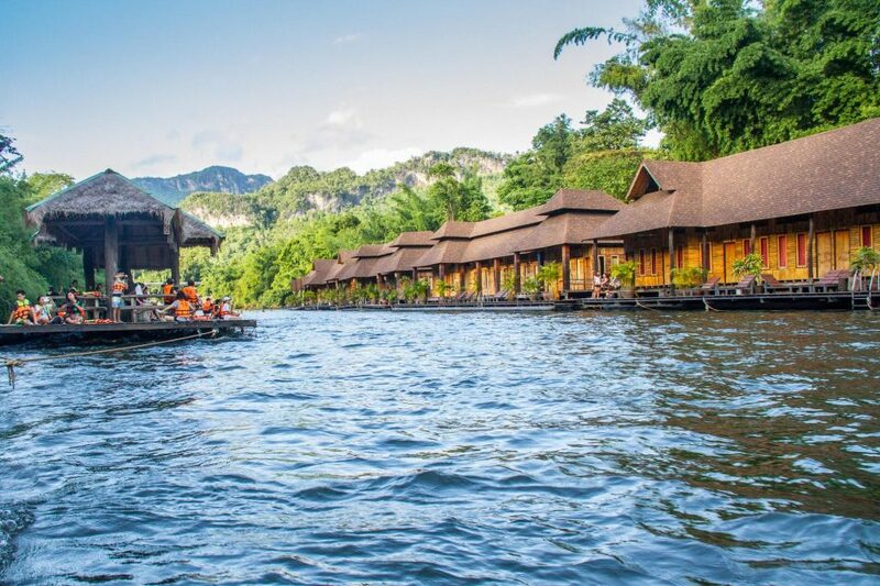 top 7+ ที่พัก แพกาญจนบุรี 2567 แพเขื่อนศรีนครินทร์นอนสบาย วิวสวยอลัง