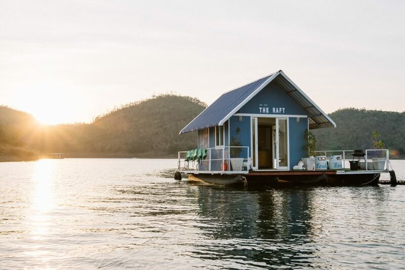 top 7+ ที่พัก แพกาญจนบุรี 2567 แพเขื่อนศรีนครินทร์นอนสบาย วิวสวยอลัง