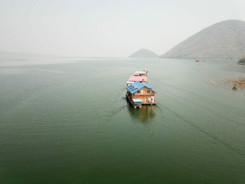 top 7+ ที่พัก แพกาญจนบุรี 2567 แพเขื่อนศรีนครินทร์นอนสบาย วิวสวยอลัง